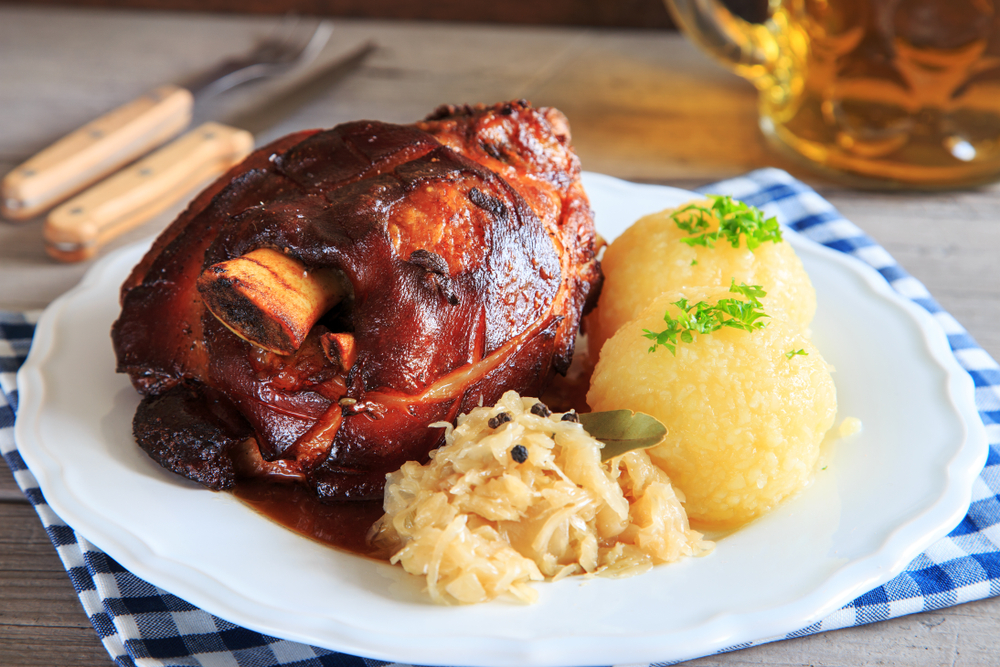 Schweinshaxn mit Knödel und Kraut